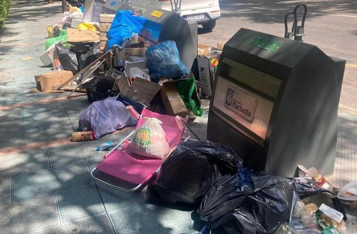 Residuos acumulados en una isla ecológica en una céntrica calle de Marbella el pasado verano.