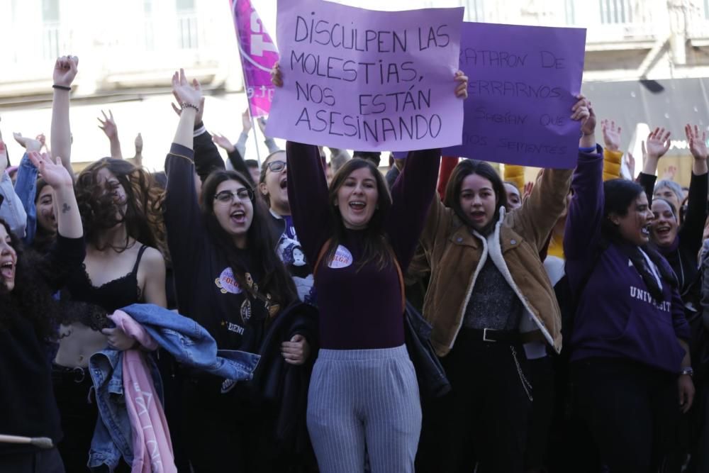 La "marea morada" recorre el centro de Vigo en el 8M