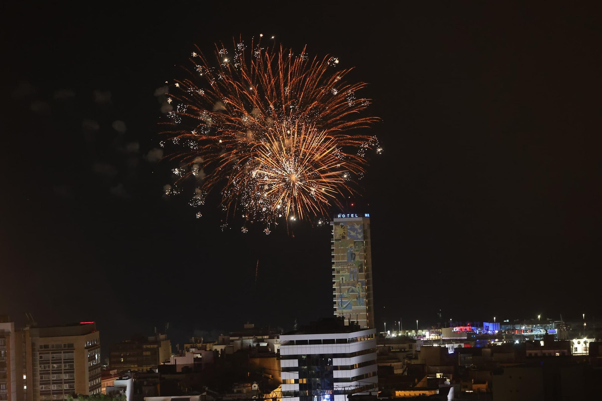 Así ha sido el espectáculo de la pirotecnia Gironina desde el Castillo de San Fernando en Alicante