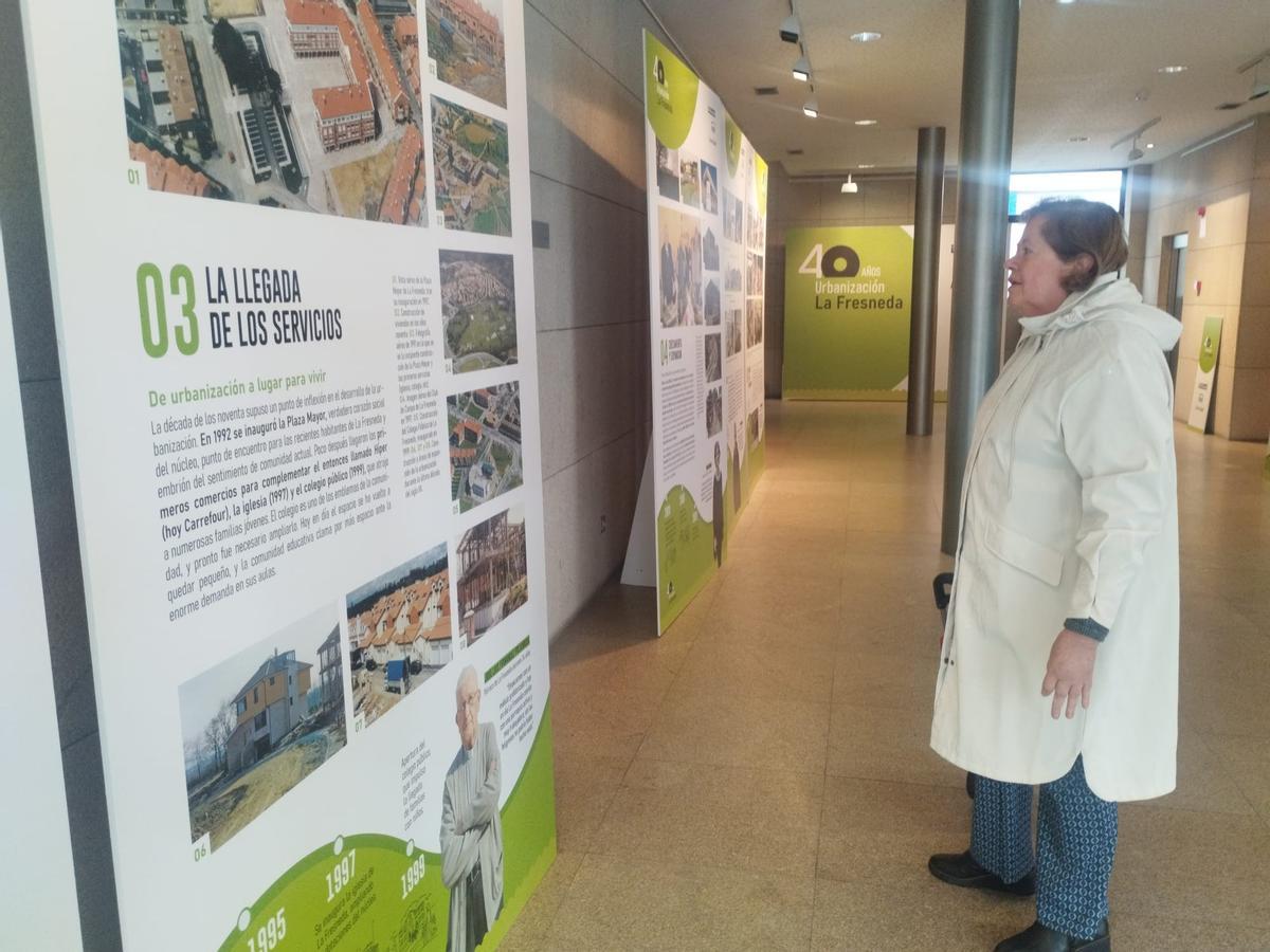 Victoria Vaquero revisa los primeros paneles de la muestra.