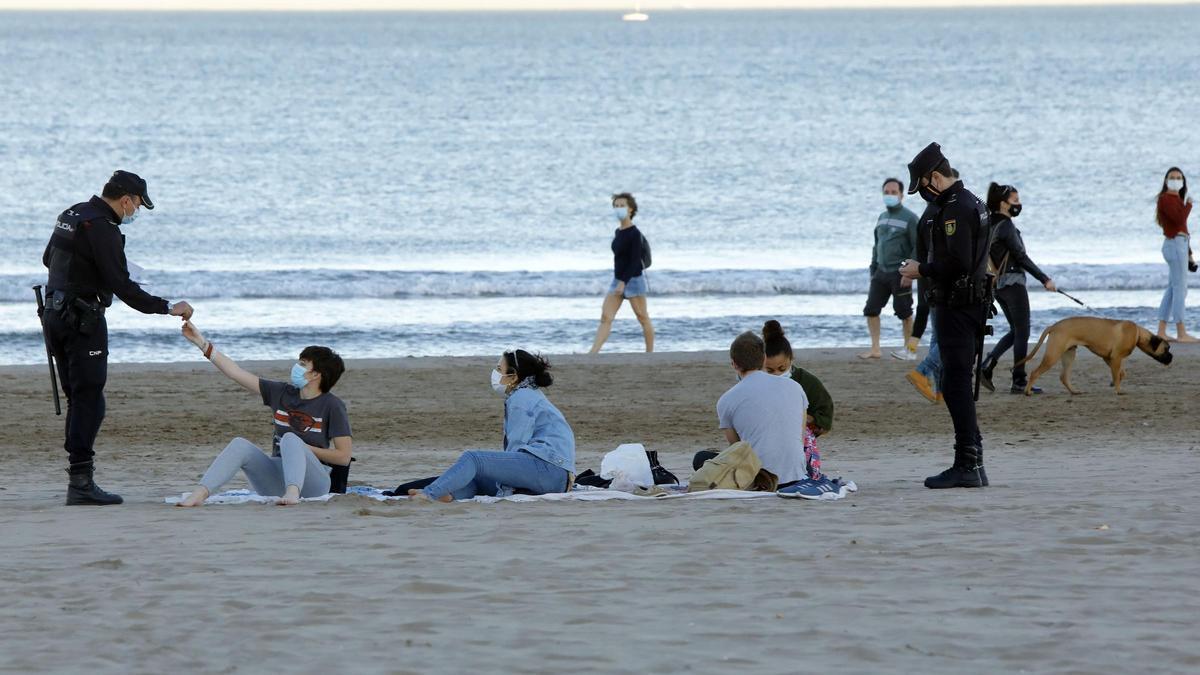 Buscan a un joven desaparecido en el agua de la playa de la Malva-rosa