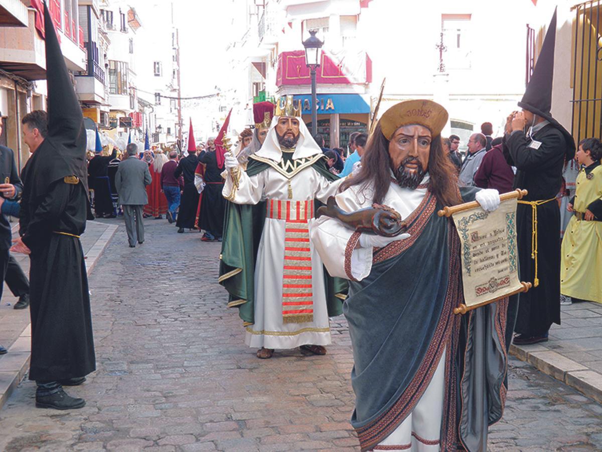 Figuras bíblicas en Puente Genil FIGURAS BIBLICAS EN PUENTE GENIL. ES UNA TRADICIÓN MUY ARRAIGADA EN ESTA LOCALIDAD DEL SUR DE LA PROVINCIA, POR LO QUE HUBO UN ABIERTO RECHAZO A LOS MANDATOS DEL OBISPO TREVILLA