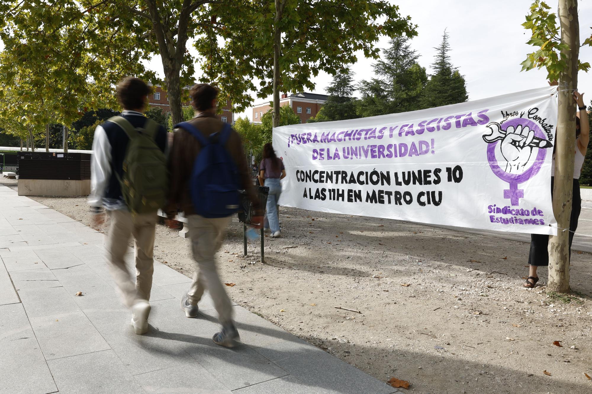 Concentración convocada por el Sindicato de Estudiantes en protesta por los gritos machistas de residentes del Colegio Mayor Elías Ahuja en la Avenida Complutense en Madrid, este viernes.