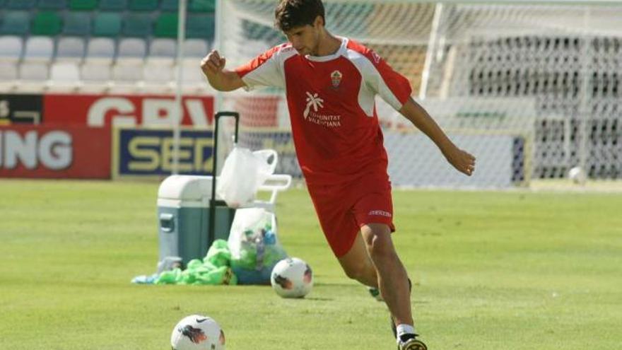 El centrocampista Rúper entrenando en el estadio Martínez Valero.