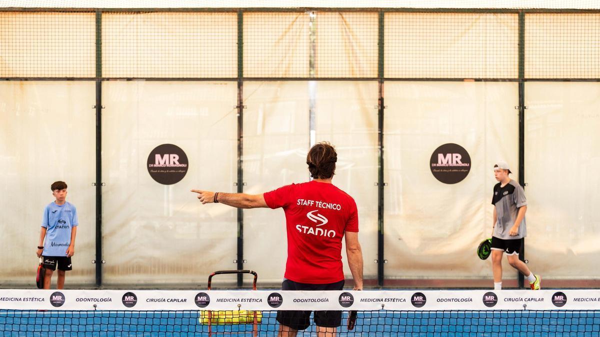 Club Deportivo Stadio cuenta con cinco pistas de pádel en Cabo de las Huertas.