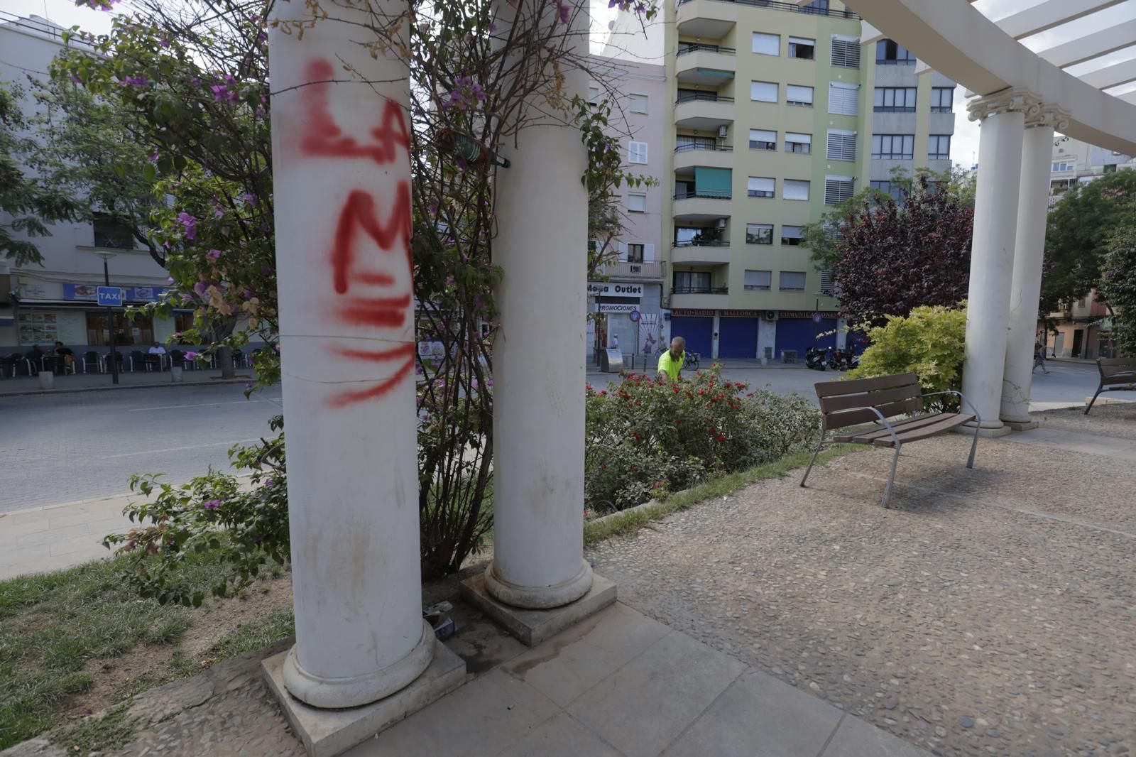 Pintadas vandálicas en  la plaza de las Columnas
