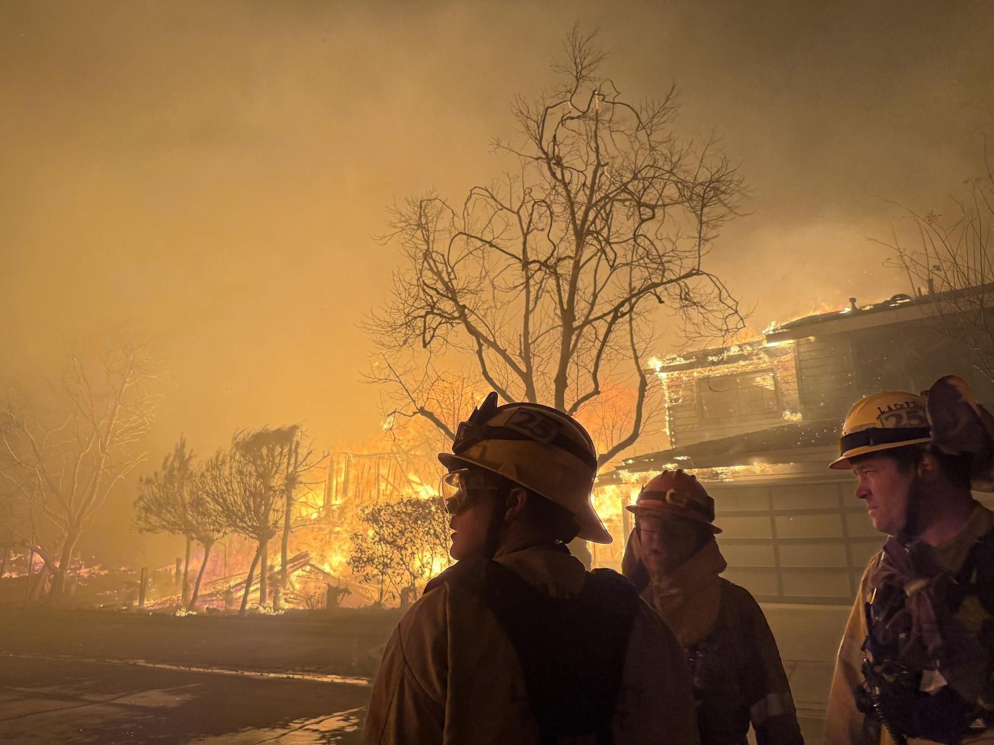 Bomberos luchan contra las llamas en Altadena y Pasadena, en el condado de Los Ángeles (California, Estados Unidos)