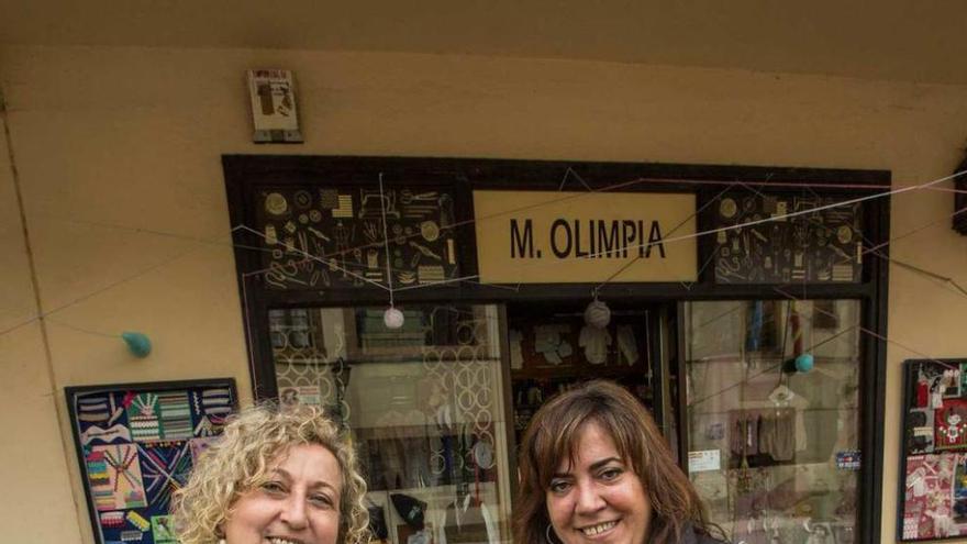 Paloma Enguix -a la izquierda- y María Teresa Álvarez Husillos, ayer, en su tienda del Fontán.