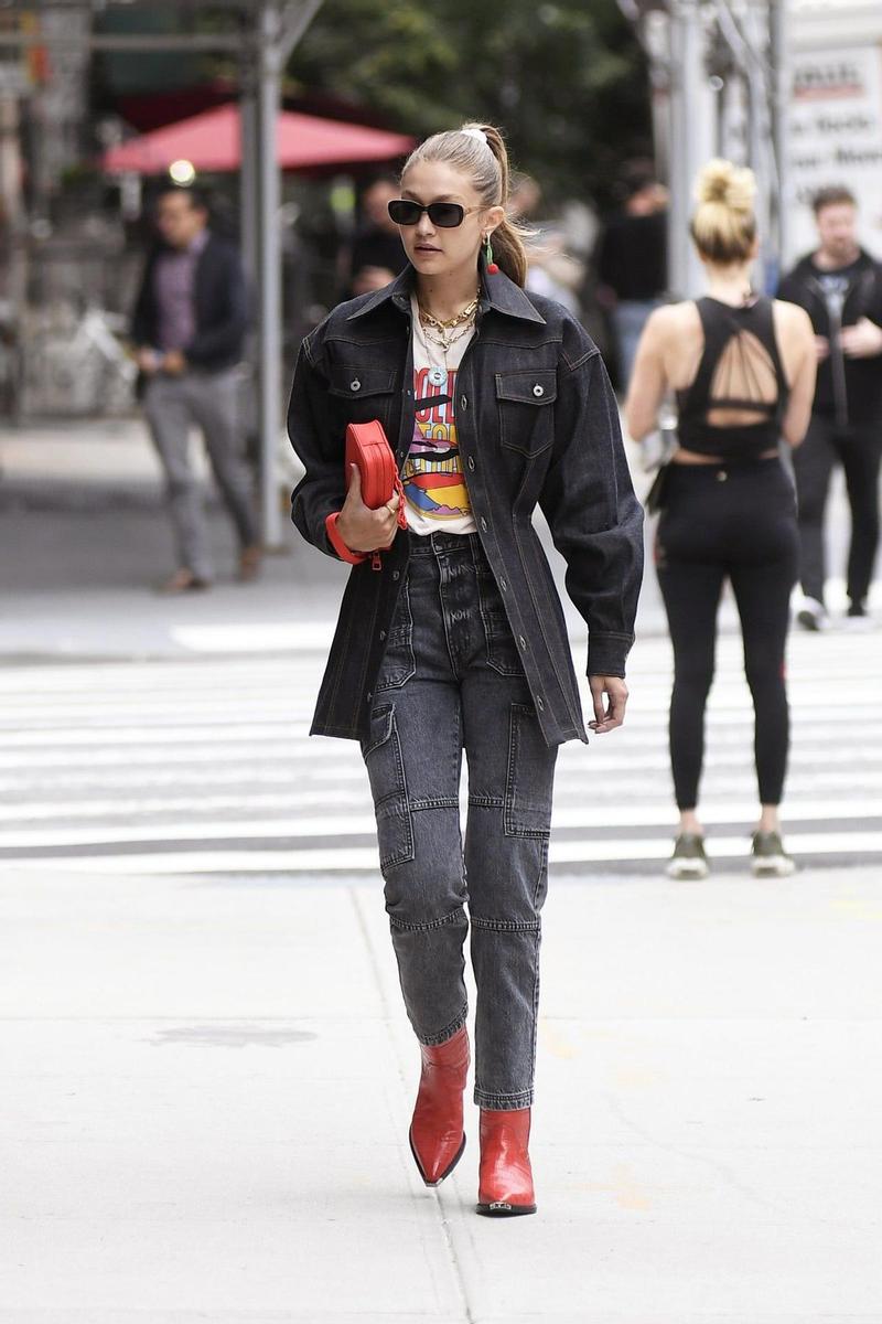 (SPLASH) GIGI HADID APUESTA POR UN LOOK DENIM