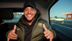 Vitor Roque, a su llegada al aeropuerto de Barcelona.