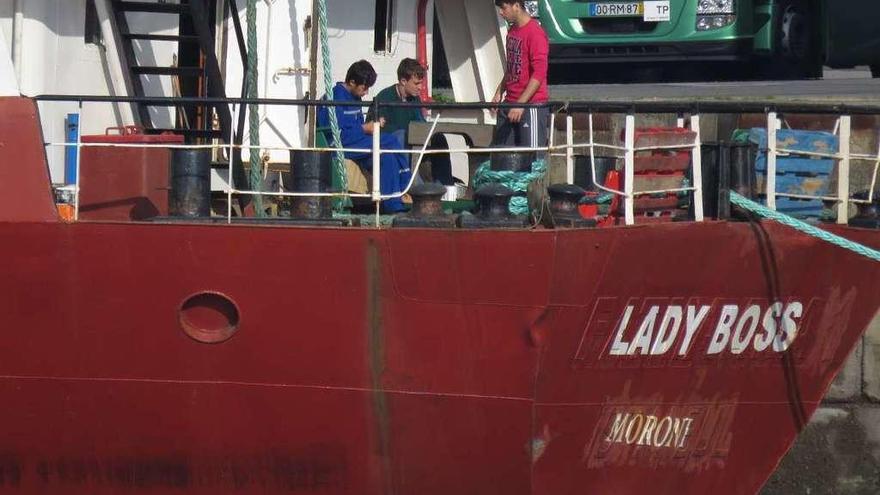 Tres tripulantes del barco &quot;Lady Boss&quot;, en la cubierta del buque atracado ayer en Marín. // Santos Álvarez