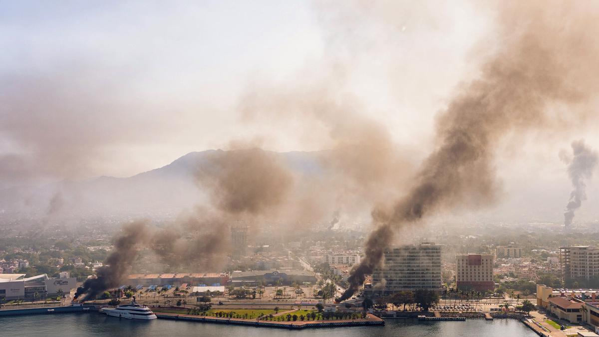 Fotografía aérea de Puerto Vallarta (México), donde se ven columnas de humo durante los levantamientos violentos por la muerte de Nemesio Rubén Oseguera Cervantes, alias El Mencho, líder del Cártel Jalisco Nueva Generación (CJNG).