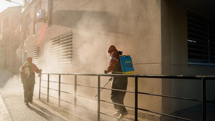 Bomberos de la DPZ trabajan en la desinfección de una residencia de Caspe