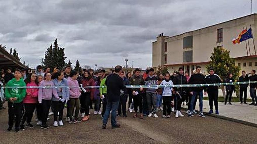 Los estudiantes, preparados para participar en la línea de salida, junto al instituto.