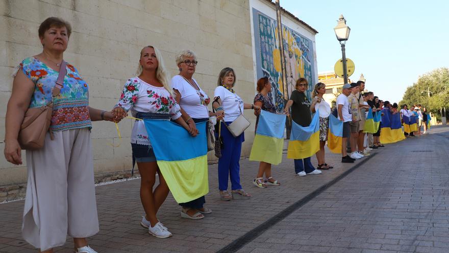 Dar la mano a los ucranianos: se forma una cadena humana en el Puente Romano