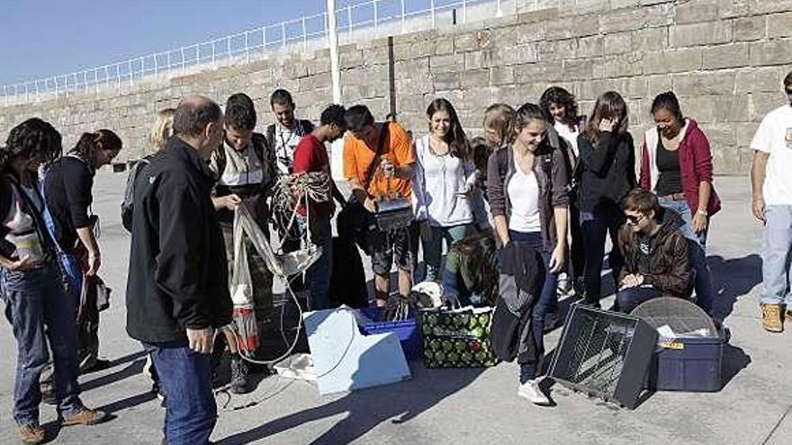 Los participantes en el proyecto, con su equipo.