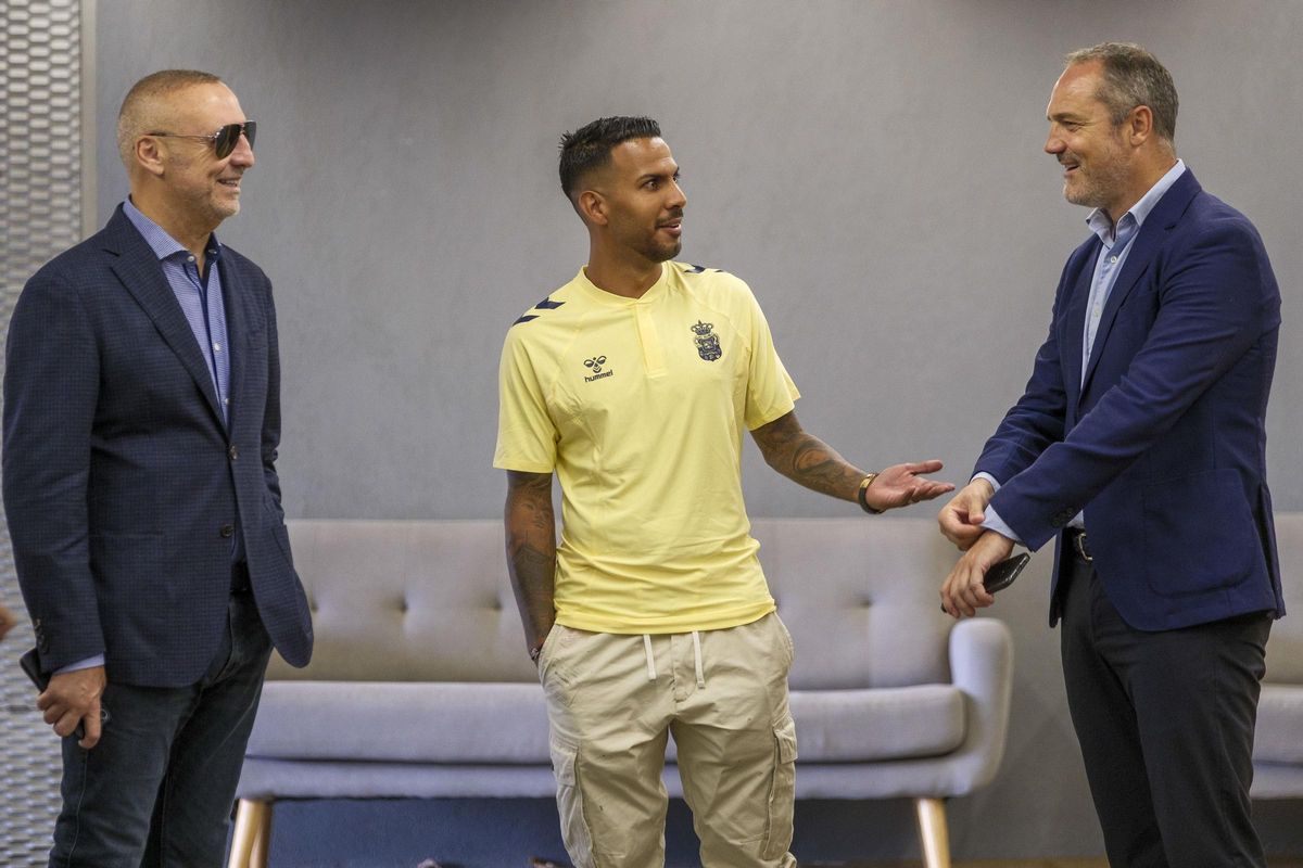 Viera dialoga con Helguera, en presencia de Miguel Ángel Ramírez.