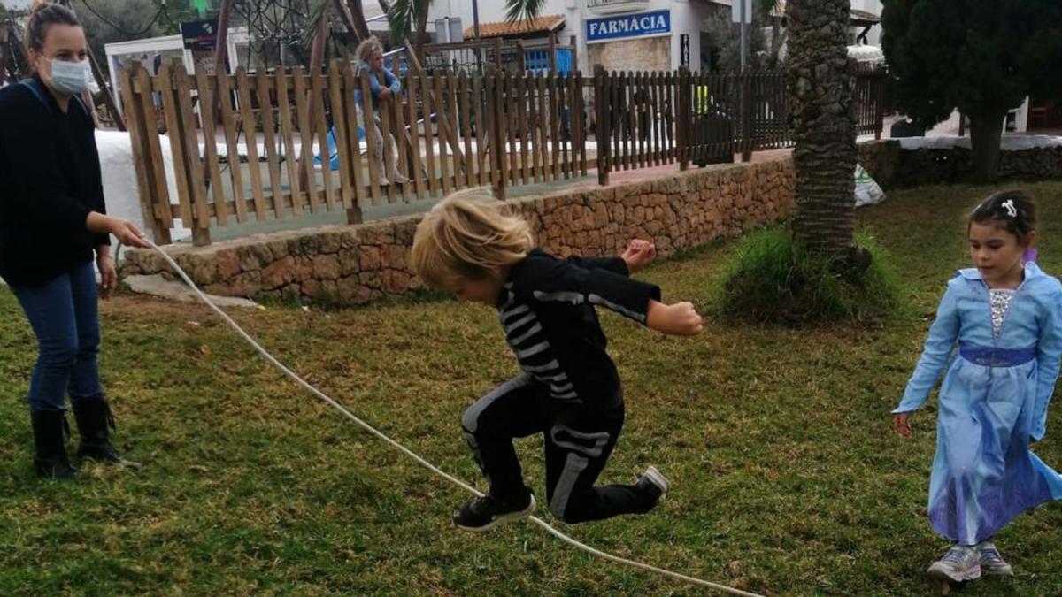 Pequeños disfrazados saltando a la comba.