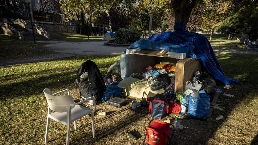 Zaragoza lanza su nueva ordenanza cívica con multas de 3.000 euros para quien duerma en los parques
