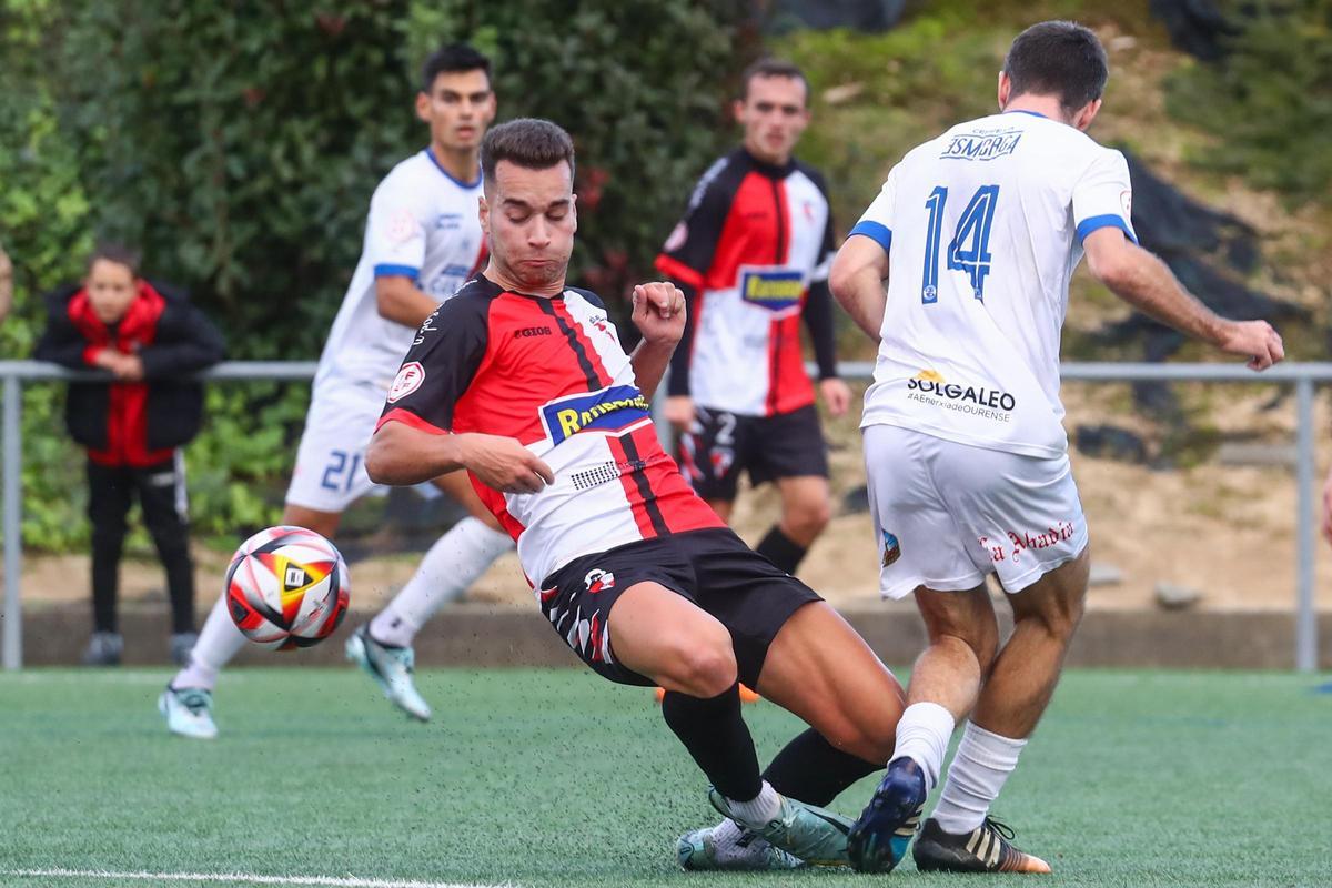 Antón Concheiro en una disputa en la primera parte con Champi.