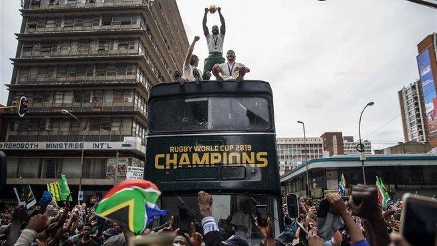 Baño de masas a la selección sudafricana ganadora del Mundial de rugby