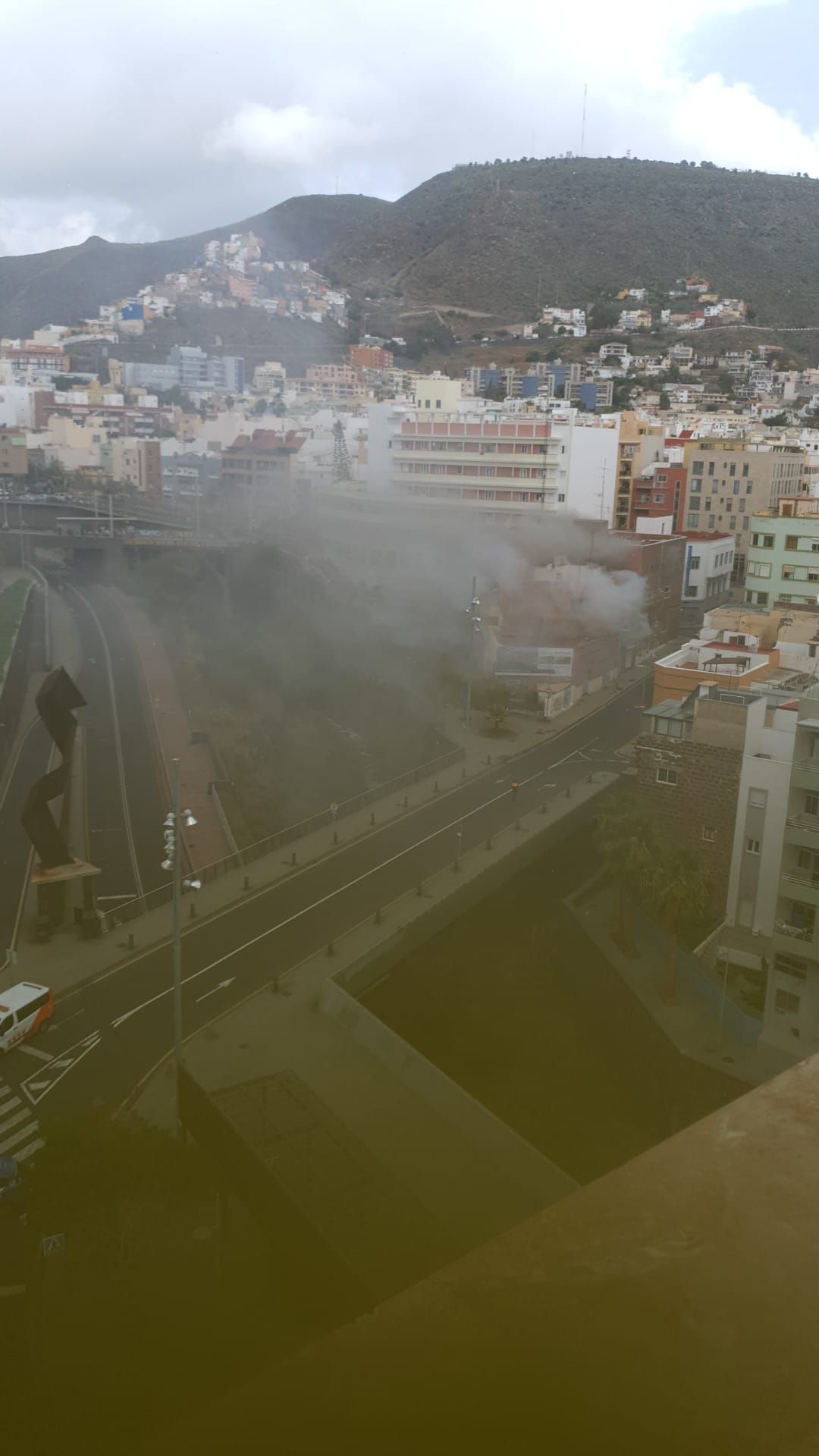 Voraz incendio en un edificio de la calle Salamanca de Santa Cruz de Tenerife