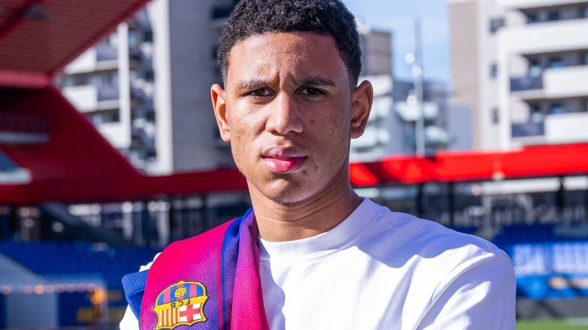 El Barça presenta a Juwensley Onstein, nuevo fichaje del Barça Atlètic
