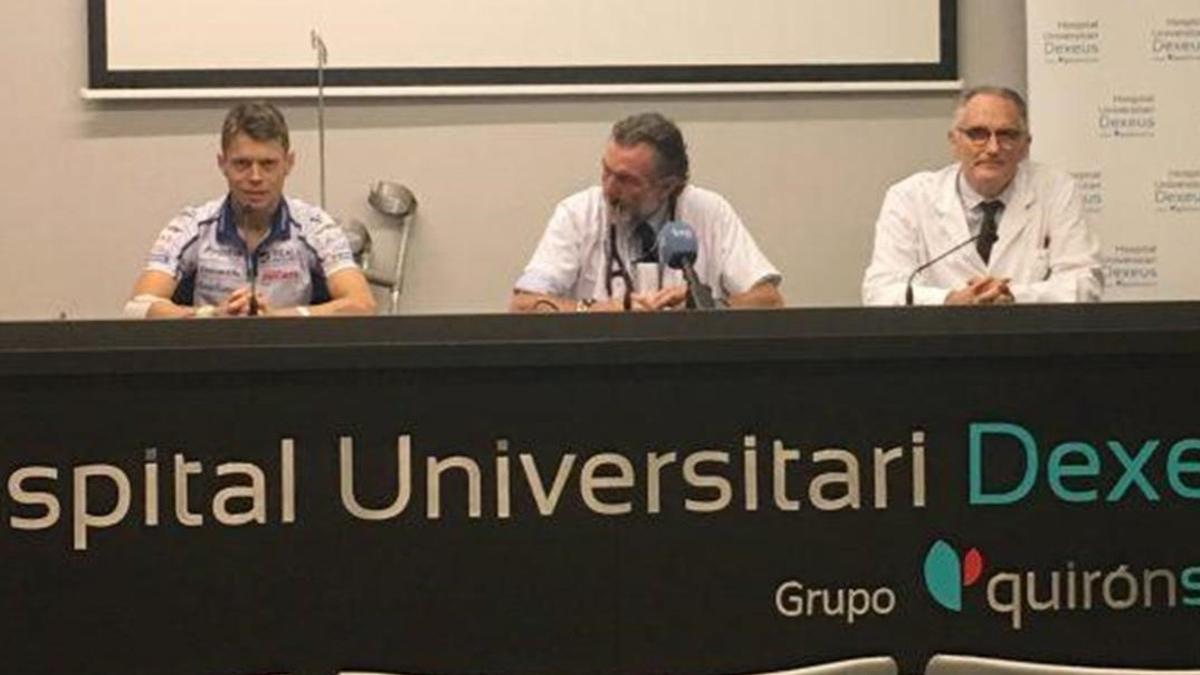 Tito Rabat y los doctores Ángel Charte y Xavier Mir, hoy, en el Institut Quirón-Dexeus, de Barcelona.