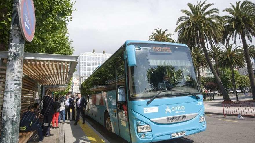 Un autobús metropolitano, en el centro de A Coruña.