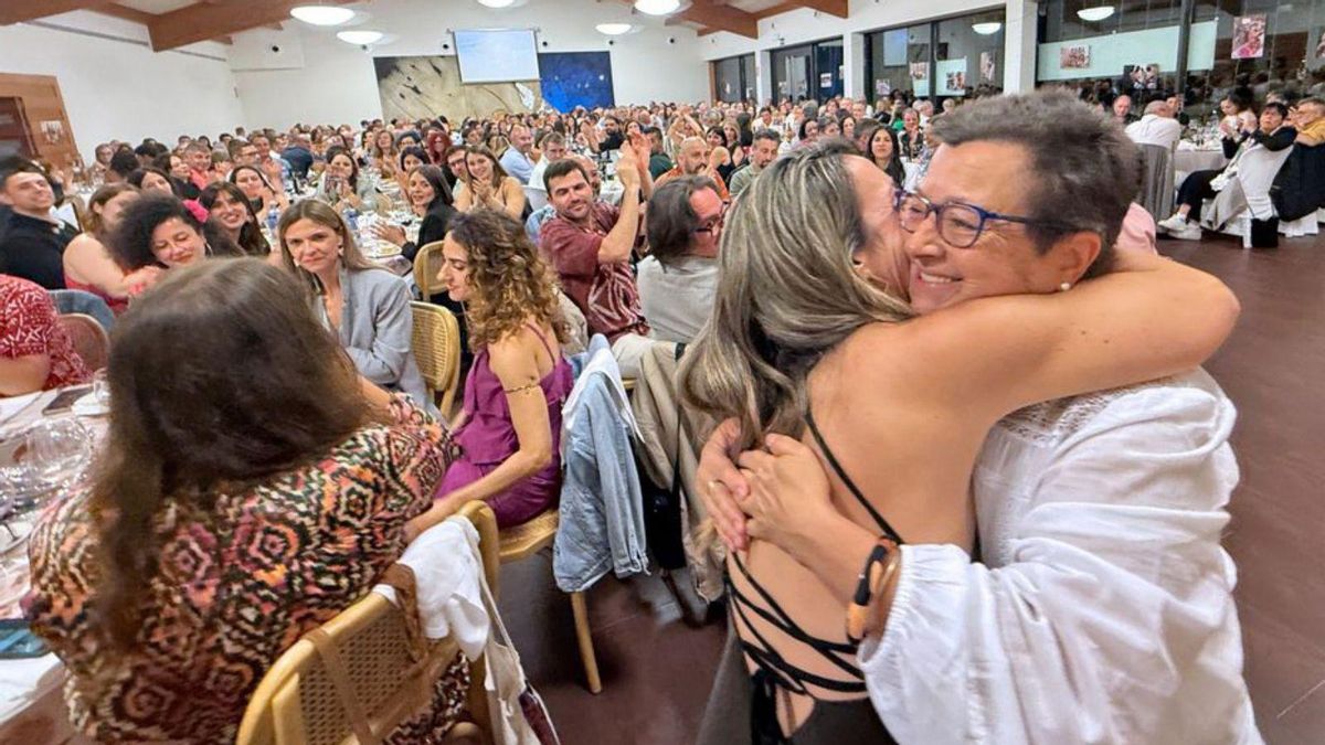 Pilar Martínez recibe el abrazo de su hija Lara durante la gala.