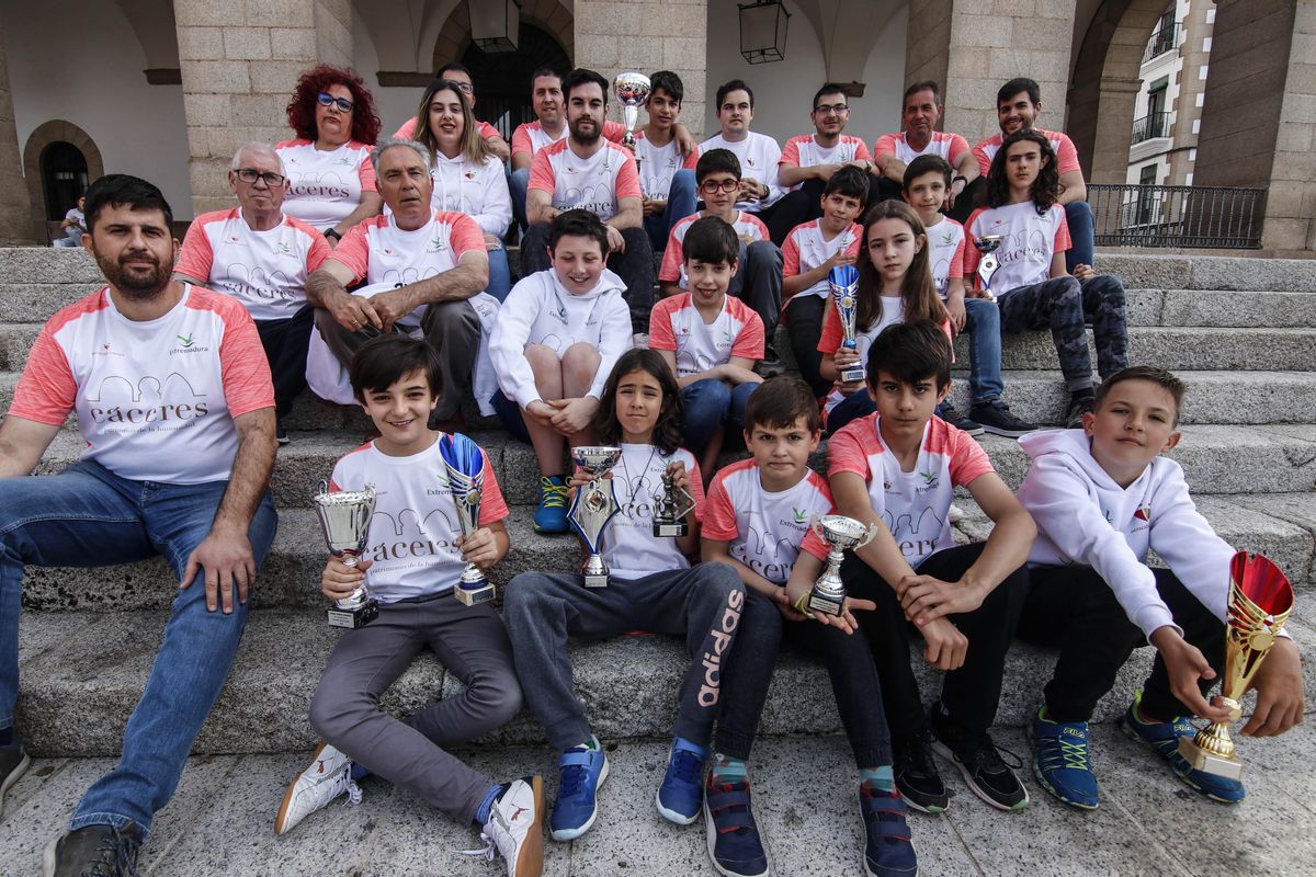 El Club Castra Cáceres Patrimonio de la Humanidad exhibe sus últimos trofeos.