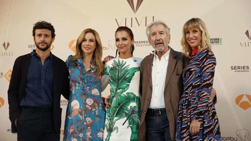 Diego Martín, Marta Hazas, Paula Echevarría, José Sacristán y Cecilia Freire, ayer, en Vitoria.