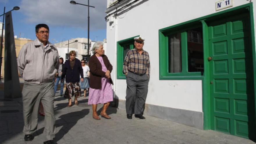 Vecinos de Corralejo ante una de las casas afectadas por la trama. | fuselli