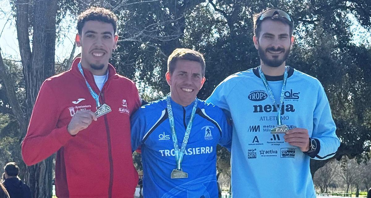 Diego Tirado, en el centro, en el podio absoluto del campeonato andaluz de campo a través.