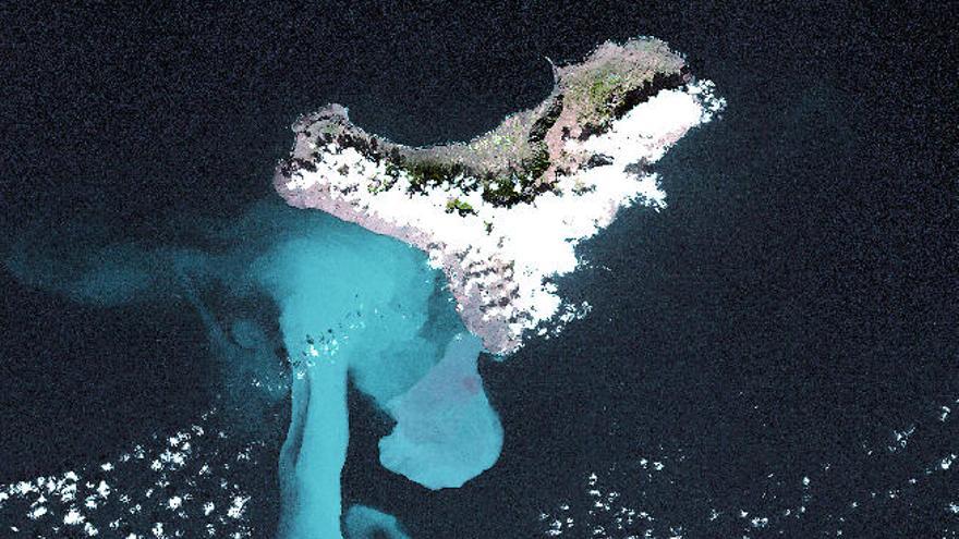 Foto de la NASA que muestra la mancha provocada por el volcán submarino de El Hierro tras su erupción, hace cinco años.