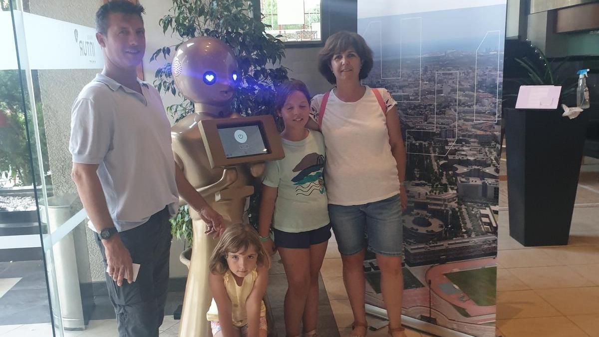 Una familia posa con &#039;Tokyo&#039;, en la entrada del hotel Intur Orange de Benicàssim.