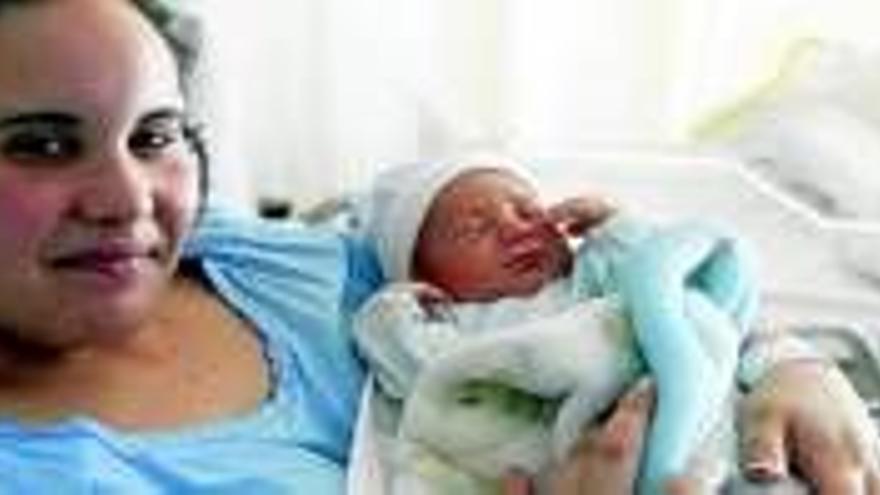 La ayuda por el nacimiento de un hijo se reduce de 6.600 euros a 1.200