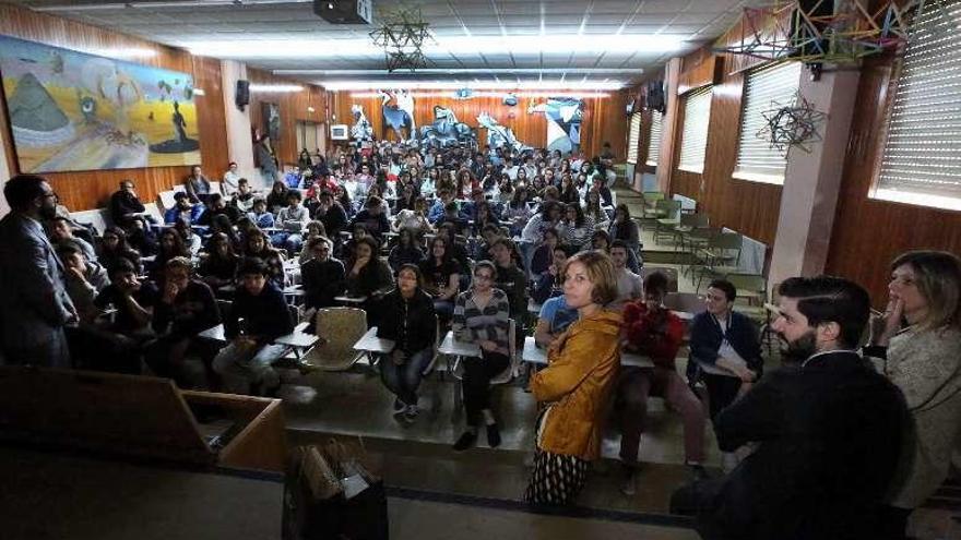 Un momento de la charla en el instituto Val do Tea. // A. Hernández