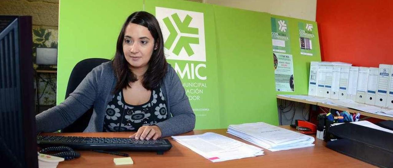 Manuela Millán, responsable de la OMIC de Bueu, en las dependencias municipales. // Gonzalo Núñez