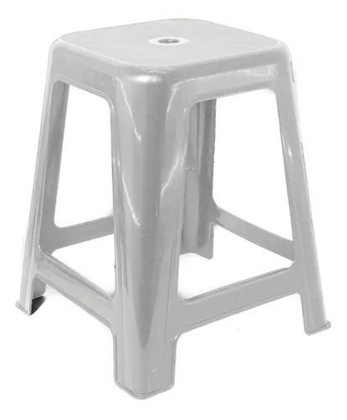 Un taburete de plástico con un agujero en medio