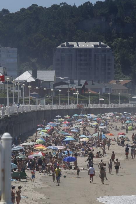 Jornada multitudinaria en las playas asturianas