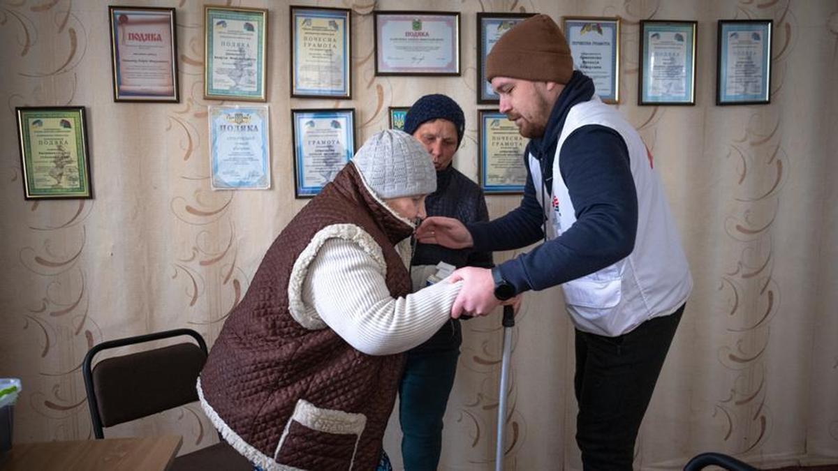 Maria, una anciana ucraniana, y su hija Tonya, con el doctor Igor Bodnia en una clínica móvil de Médicos Sin Fronteras (MSF) en Ucrania.