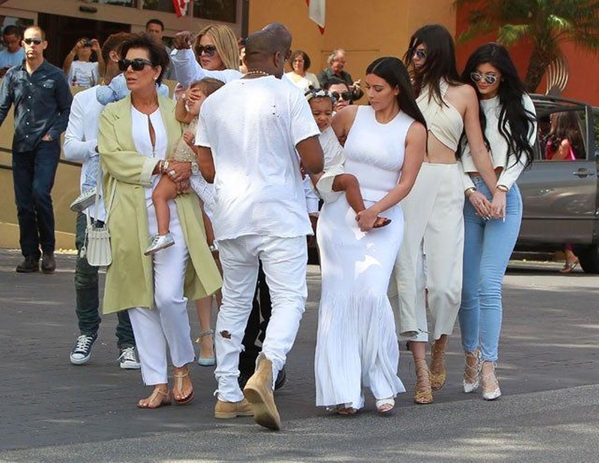 El clan Kardashian sale junto de misa