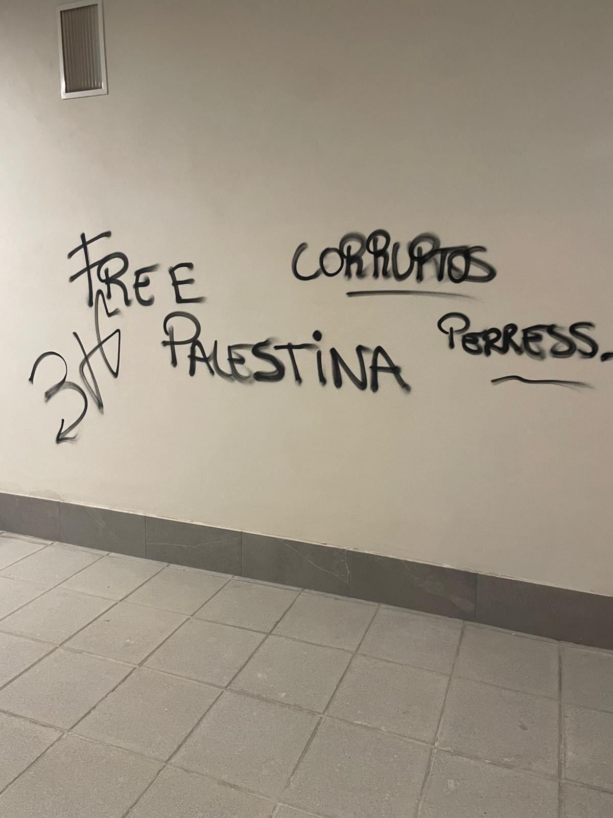 Una de las pintadas que hicieron en la urbanización Les Naus.