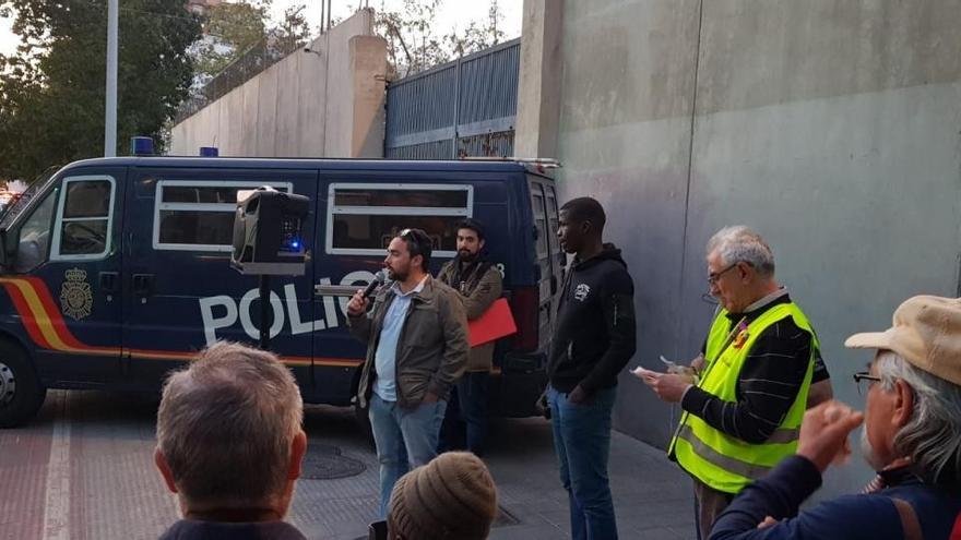 Inmigrantes se manifestaron frente a su CIE en Valencia.