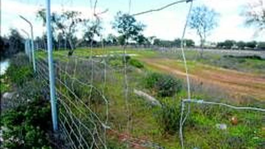 Un informe militar señala que &quot;dos piedras&quot; sujetan la puerta usada para robar en Bótoa