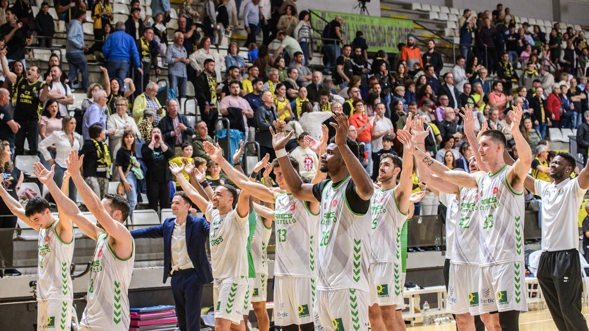 La plantilla del Amics festeja con la afición desplazada al final del partido