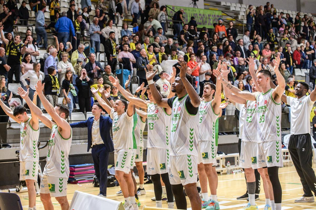 La plantilla del Amics festeja con la afición desplazada al final del partido