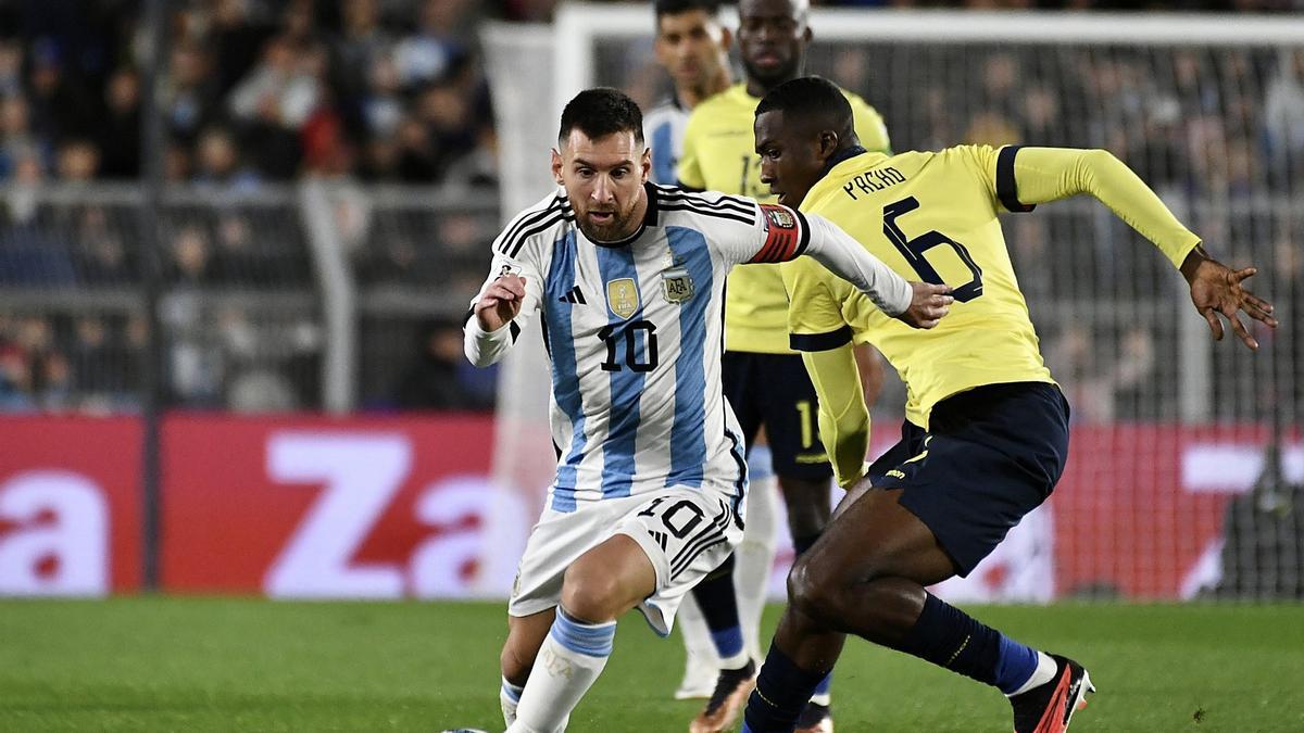 Leo Messi conduce la pelota durante el Argentina - Ecuador