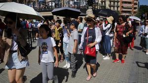 Turistas, en los alrededores de la Sagrada Família, en agosto.